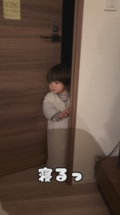 みんなと一緒に寝たくて起きてきた2歳の男の子