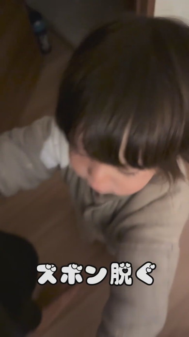 みんなと一緒に寝たくて起きてきた2歳の男の子