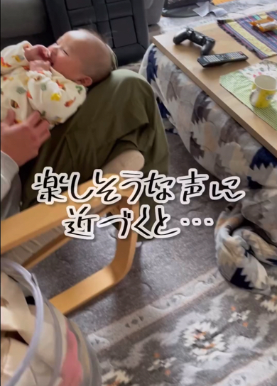 パパさんの膝の上で過ごす赤ちゃん