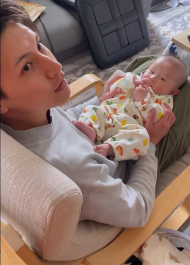 パパと赤ちゃんは無言に