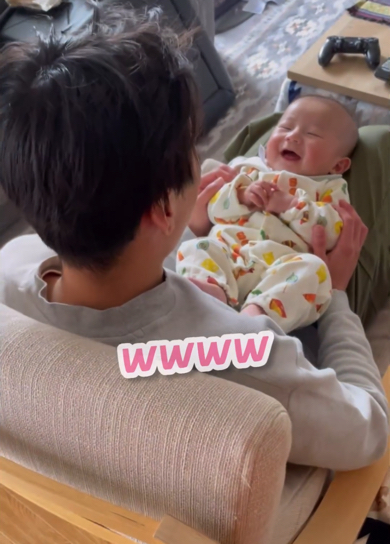 ママが離れると爆笑をする2人