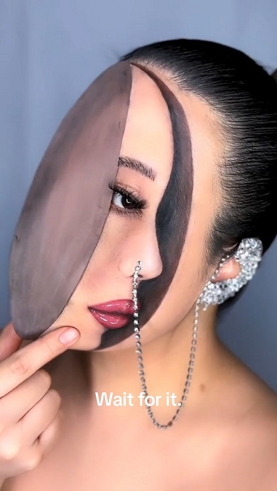 削り取った部分に顔の右半分を貼り付けたかのように見える衝撃メイク