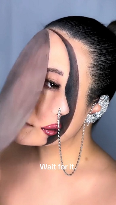 削り取った部分に顔の右半分を貼り付けたかのように見える衝撃メイク