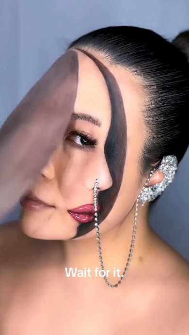 削り取った部分に顔の右半分を貼り付けたかのように見える衝撃メイク