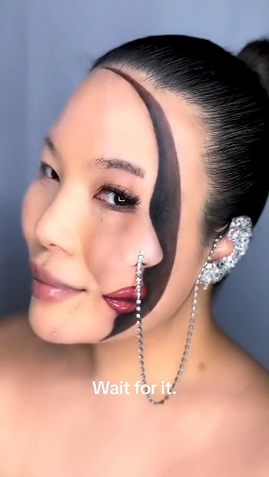 削り取った部分に顔の右半分を貼り付けたかのように見える衝撃メイク