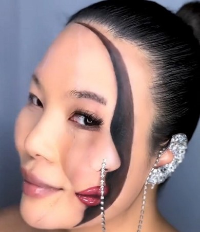 削り取った部分に顔の右半分を貼り付けたかのように見える衝撃メイク