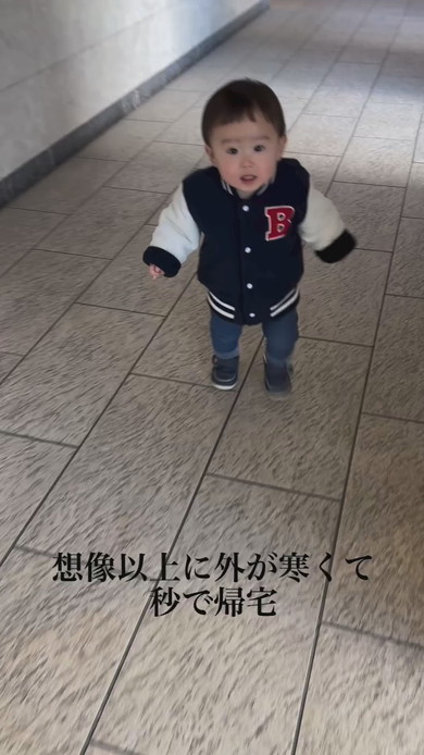 外へ向かう男の子