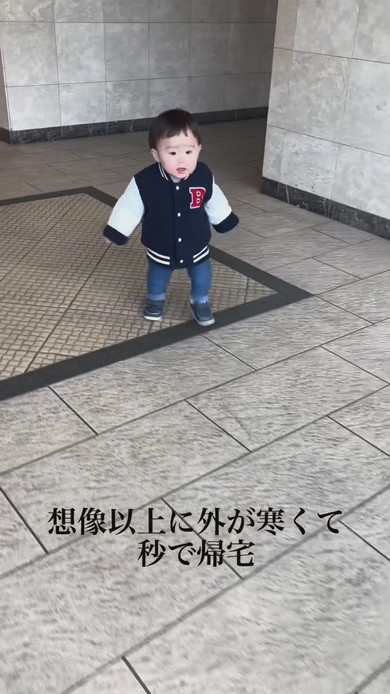 外へ向かう男の子