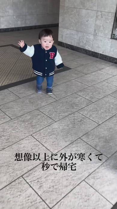 外へ向かう男の子