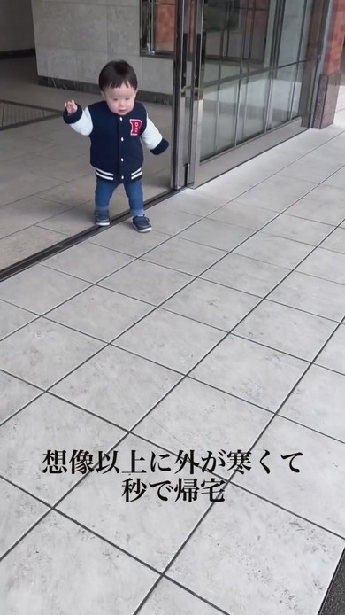 外へ向かう男の子