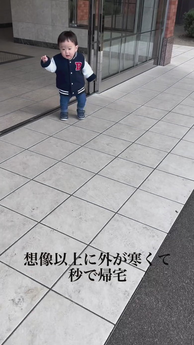 外からUターンする男の子