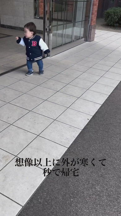 外からUターンする男の子