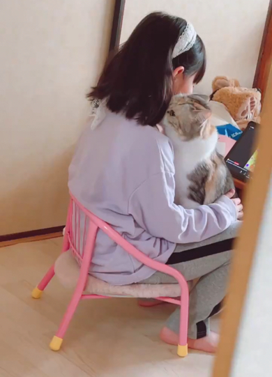 娘の膝の上で好き好きアピール中