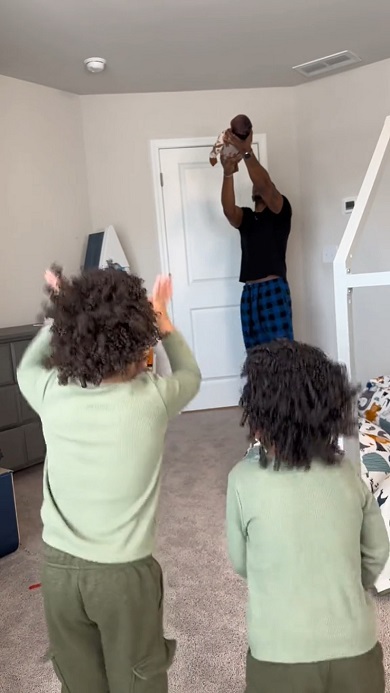 兄2人とパパから男子会への審査を受ける赤ちゃん