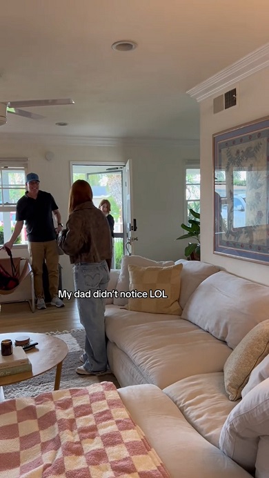 テレビに検査結果を移して、両親に妊娠したことを報告