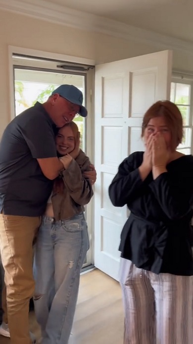 テレビに検査結果を移して、両親に妊娠したことを報告