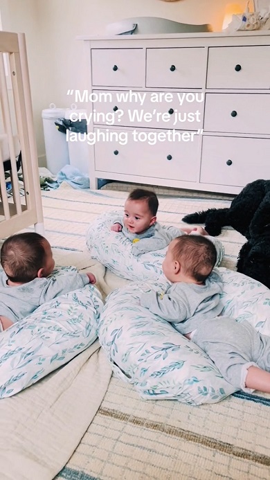 3人で会話しているかのような三つ子の赤ちゃん