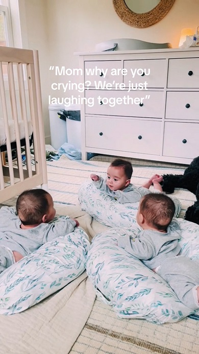 3人で会話しているかのような三つ子の赤ちゃん