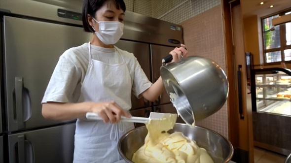 全てをこなす女性パティシエ