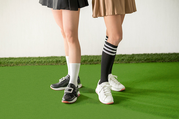 レースアップとスクエアバックルの2タイプ