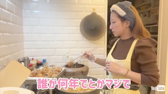 鶏の唐揚げなど夕飯を作る辻希美