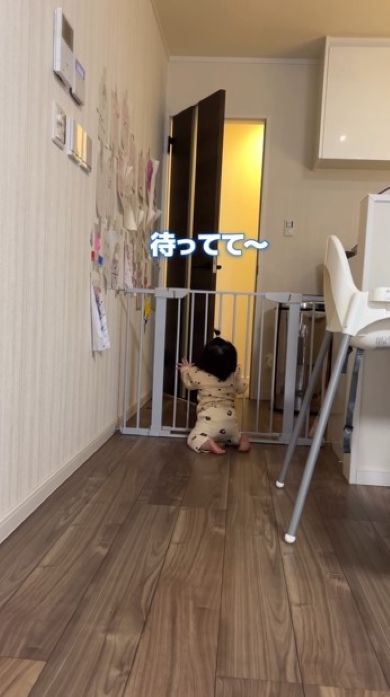 つかまり立ちする赤ちゃん
