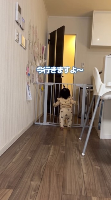 つかまり立ちする赤ちゃん