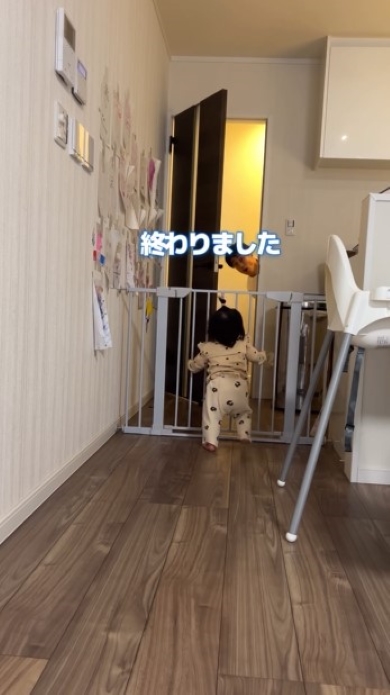 トイレから顔を出す父親