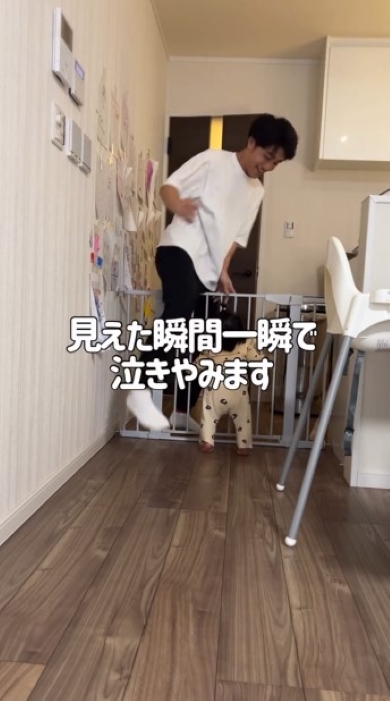 柵を乗り越える父親