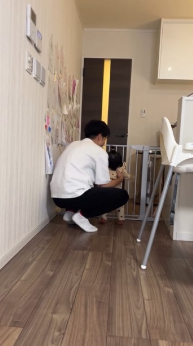娘を抱っこする父親