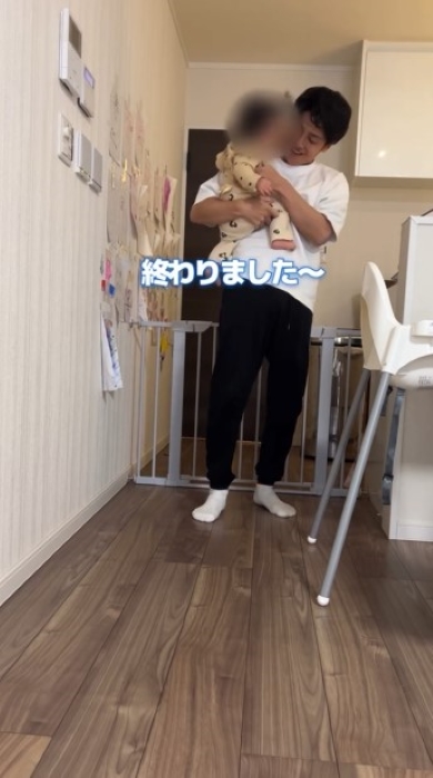 娘を抱っこする父親