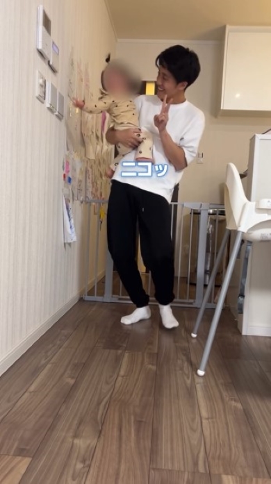 娘を抱っこする父親