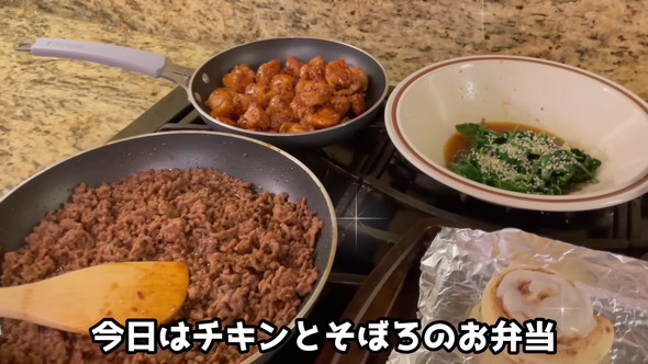 チキン照り焼きとそぼろ弁当を作るママさん