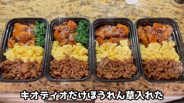 チキン照り焼きとそぼろ弁当を作るママさん