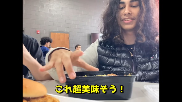 日本のお弁当を食べるアメリカのお友達