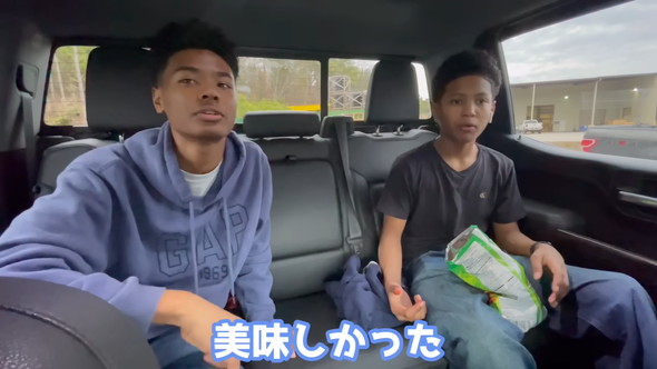 お弁当の感想を言う双子の息子くんたち