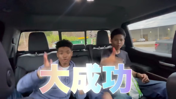 お弁当の感想を言う双子の息子くんたち