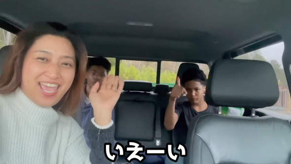 ママと息子2人でポーズ