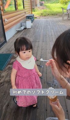 始めてソフトクリームを食べた女の子