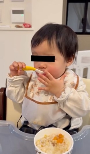 ごはんを食べる赤ちゃん