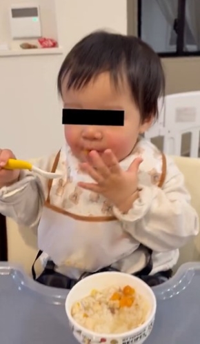 ごはんを食べる赤ちゃん