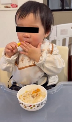 ごはんを食べる赤ちゃん