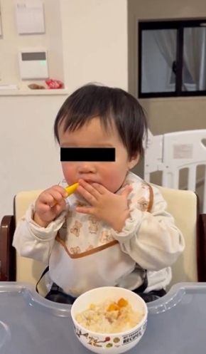 ごはんを食べる赤ちゃん
