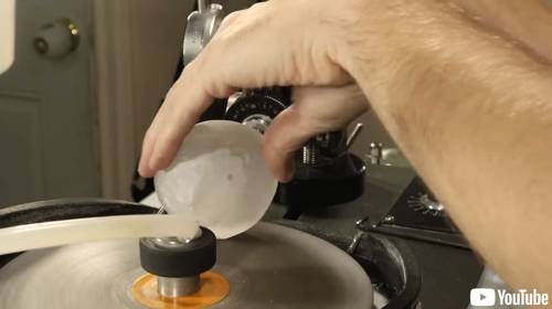 巨大水晶を美しくカット