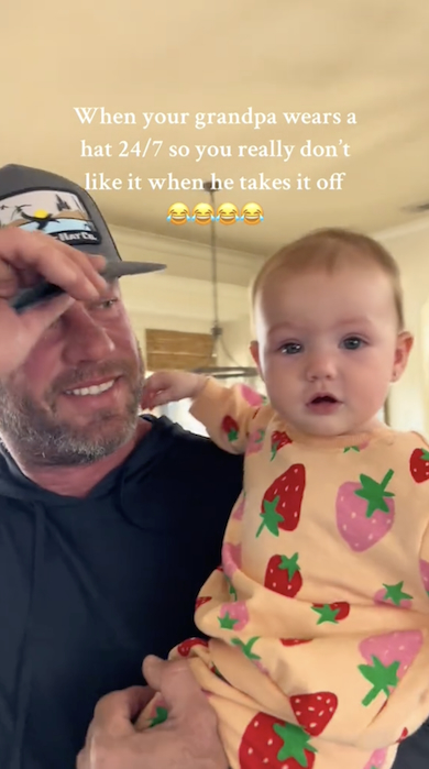 帽子をとる直前のおじいちゃんと孫娘