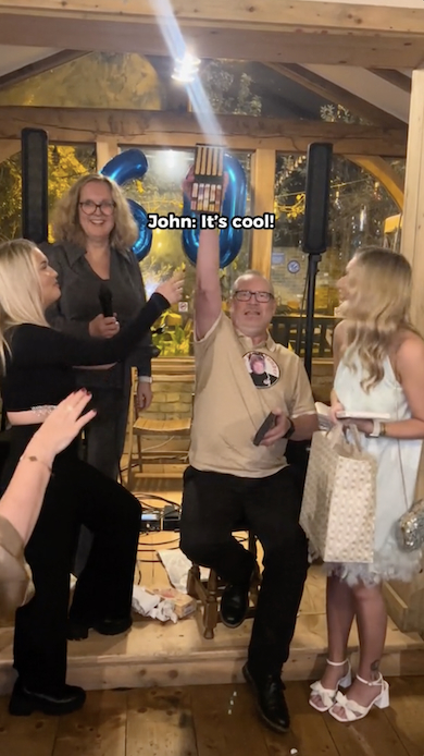 お箸セットをプレゼントされた父親