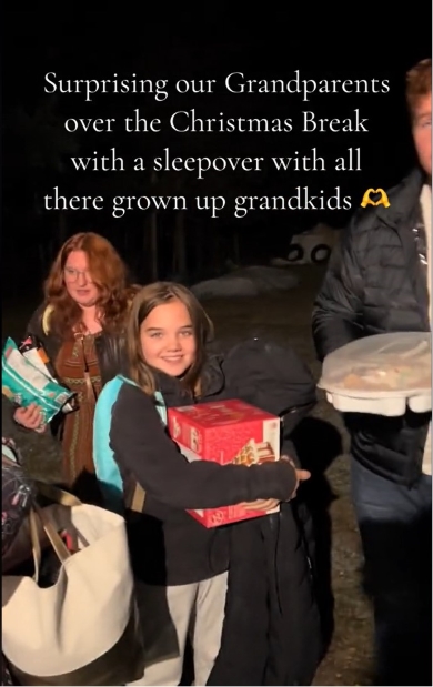 祖父母の前にいる孫たち