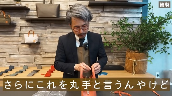 ブランド名を伏せた状態でレビューを行い、かばんの価格を予想する動画