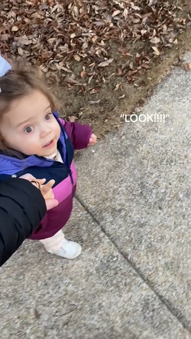 月に感動する女の子