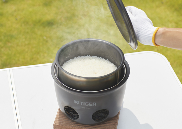 最初は1分半、途中から1分間隔で新聞紙を燃やし、「はじめチョロチョロ・なかパッパ」で炊飯。魔法のかまどごはん